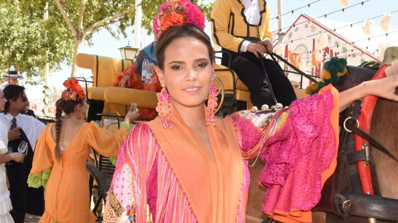 El percance de estilo de Gloria Camila en la Feria de Abril de Sevilla: “Se  me veía el culo”