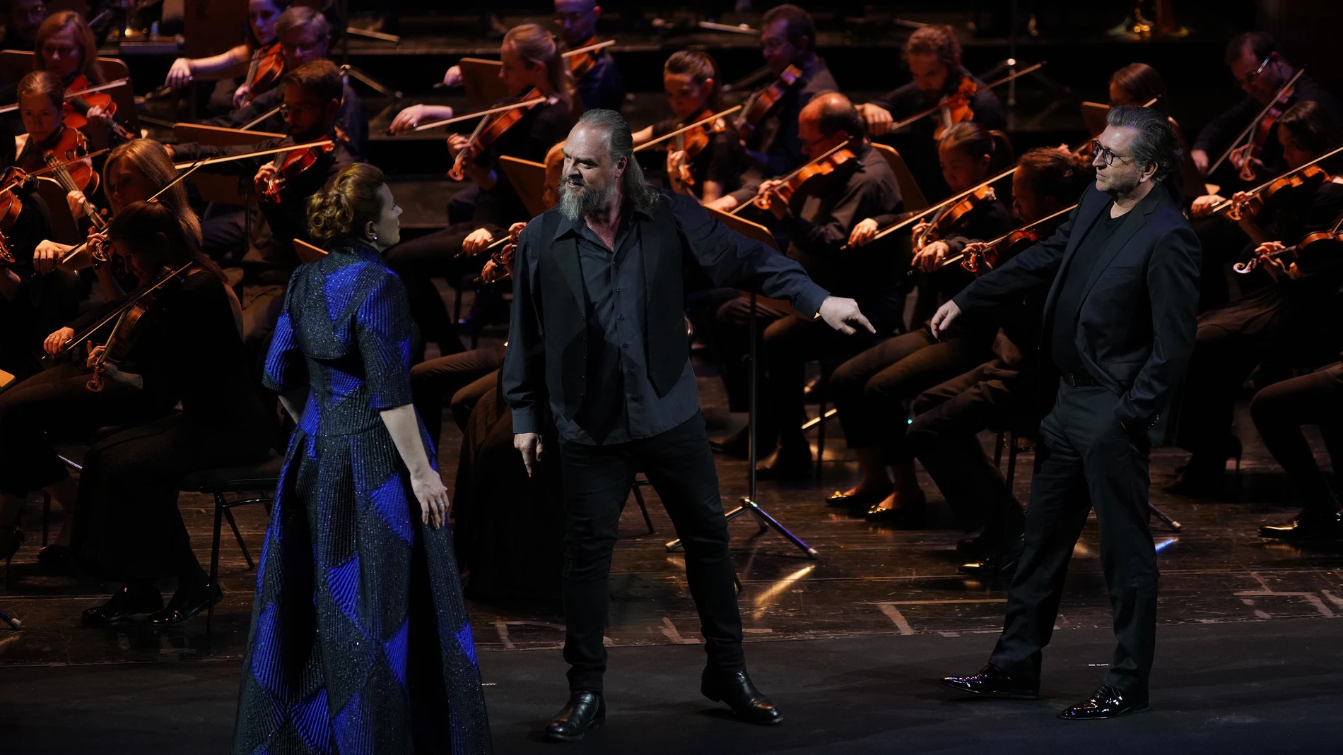 MADRID, 26/04/2023.- (i-d) La mezzosoprano rusa Ekaterina Gubanova, el barítono Thomas Johannes y el tenor Andreas Schager, acompañados por el Coro y Orquesta Titular del Teatro Real bajo la dirección del ruso Semión Bychkov durante la representación hoy martes de la ópera Tristán e Isolda en el Teatro Real de Madrid. EFE / Teatro Real / Javier del Real. ***SOLO USO EDITORIAL / SOLO USO DISPONIBLE PARA ILUSTRAR LA NOTICIA QUE ACOMPAÑA/ (CRÉDITO OBLIGATORIO)***.
