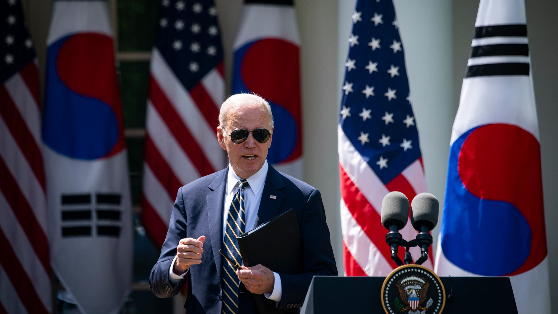 Washington (United States), 26/04/2023.- President Joe Biden speaks at a joint press conference with South Korean President Yoon Suk Yeol (not pictured) in the Rose Garden of the White House in Washington, DC, USA, 26 April 2023. Yoon is on the second day of a three-day visit to DC, which includes addressing a joint meeting of Congress and a tour of NASA's Goddard Space Flight Center. (Corea del Sur, Estados Unidos) EFE/EPA/AL DRAGO / POOL