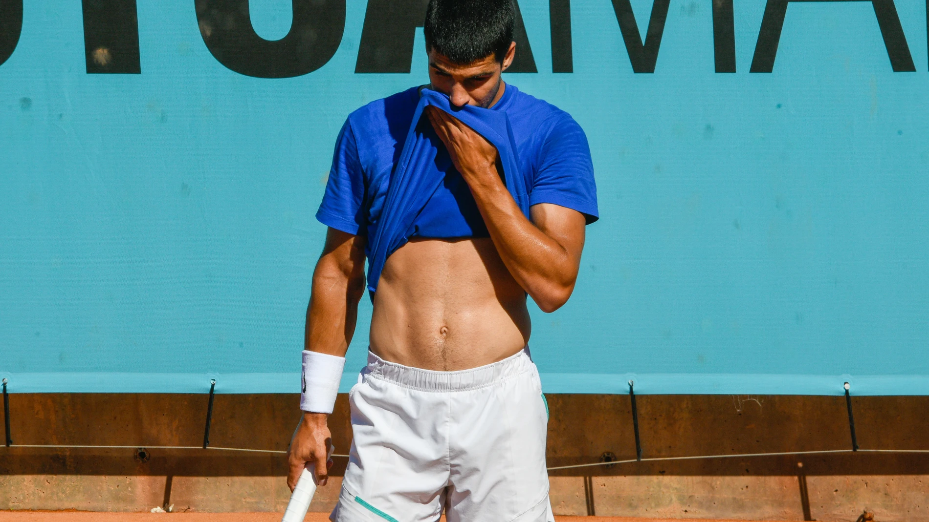 Carlos Alcaraz durante su entrenamiento para el Mutua Madrid Open 2023 en la Caja Mágica, a 26 de abril de 2023, en Madrid (España). FAMOSOS;ENTRENAMIENTO;TENIS;DEPORTISTA José Oliva / Europa Press 26/04/2023