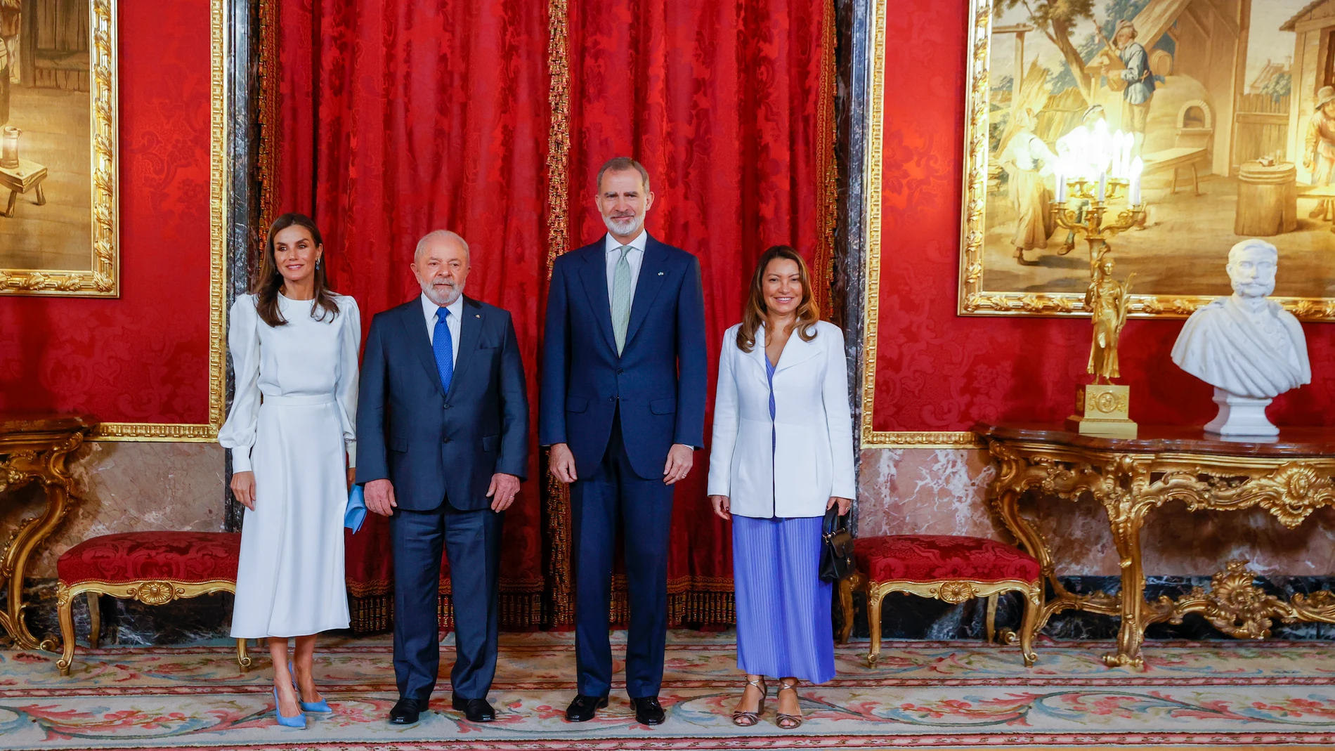 MADRID, 26/04/2023.- Los reyes Felipe y Letizia posan junto al presidente de Brasil, Luiz Inácio Lula da Silva (2i), y su esposa, la primera dama, Rosângela "Janja" da Silva (d), antes del almuerzo celebrado en honor del mandatario brasileño este miércoles en el Palacio Real de Madrid. EFE/ JUANJO MARTIN