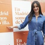 Begoña Villacís posa con su lema electoral en la plaza de Chamberí