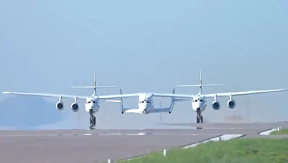 VSS Unity acoplado entre el doble fuselaje del VMS Eve, en la pista de despegue.