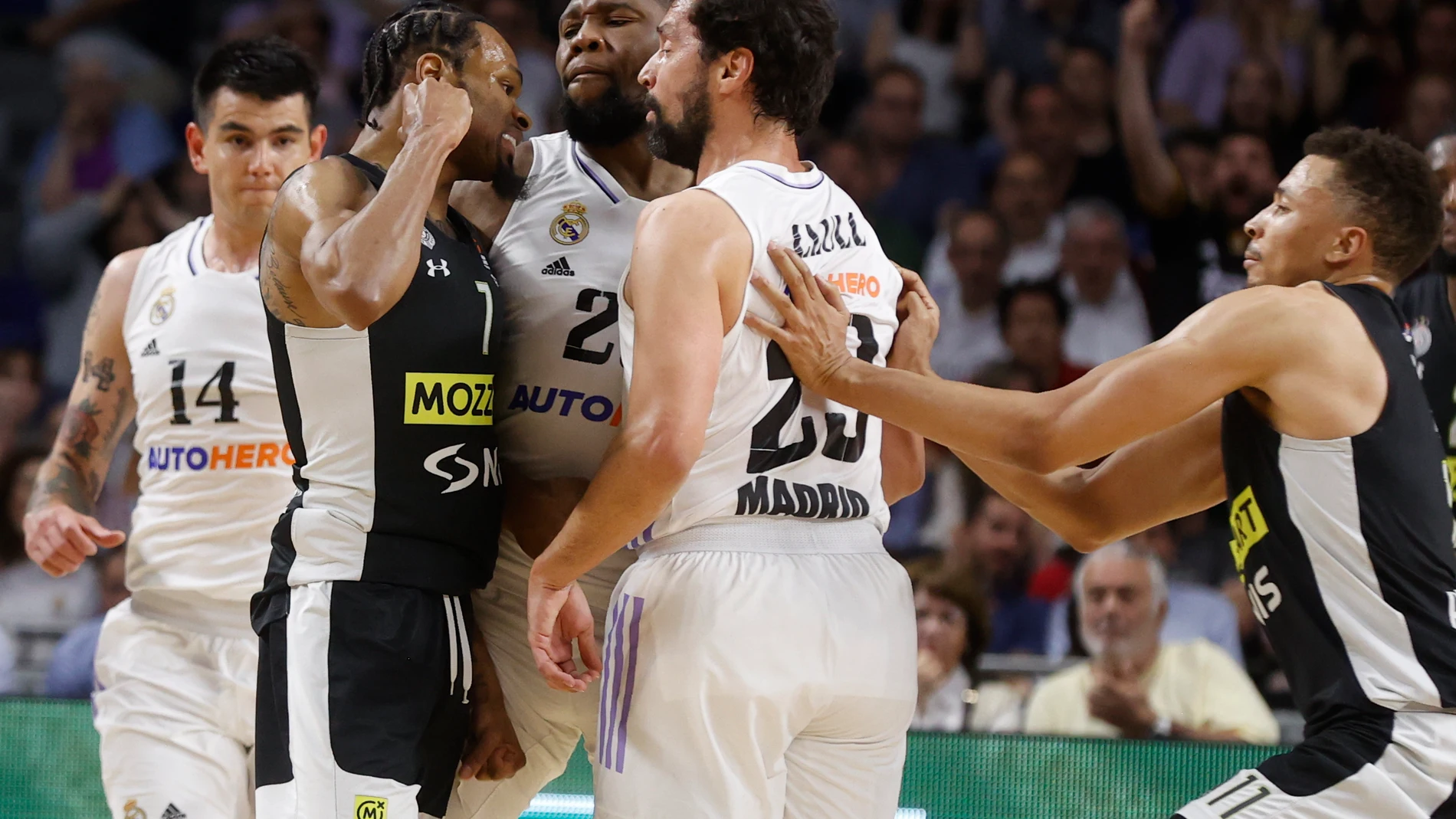 Punter amenaza a Llull con el puño después de la dura falta del madridista
