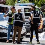 Agentes de las policías Nacional y Municipal junto a uno de los fallecidos hoy en el atropello mortal de Madrid