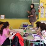 Alejandro, Marcos y Asiela, los tres alumnos del colegio de Valbuena, atienden en clase a Sara, la maestra
