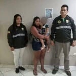 Los policías detuvieron a la mujer en una terminal de autobuses, a donde acudió para supuestamente realizar la entrega de su hija