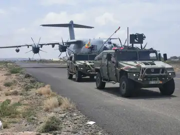 Los "Vamtac" y los aviones A400-M españoles en el aeródromo sudanés Los "Vamtac" y los aviones A400-M españoles en el aeródromo sudanés