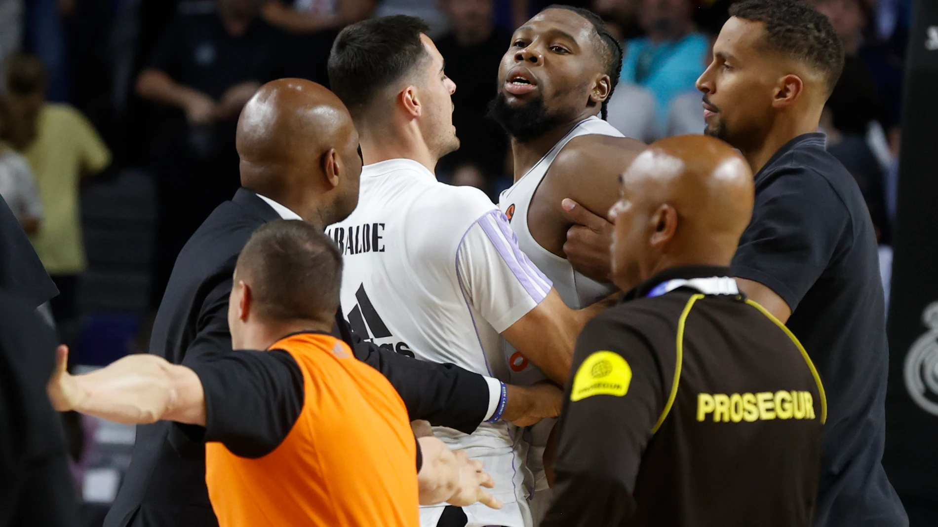 Abalde y Cornelie se llevan a Yabusele después de su salvaje agresión a Exum