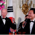 Biden se divierte escuchando cantar al presidente de Corea del Sur el tema "American Pie" 