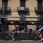 Cartel de venta en una fachada de un edificio, a 25 de abril de 2023, en Barcelona, Catalunya (España). La oferta de viviendas en alquiler ha caído un 51% en Barcelona desde el inicio de la legislatura, en 2019, según un comunicado de Idealista.