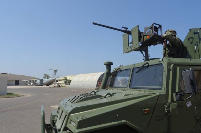 Uno de los blindados "Vamtac" y un A400-M de los que participaron en la operación de evacuación