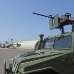 Uno de los blindados "Vamtac" y un A400-M de los que participaron en la operación de evacuación