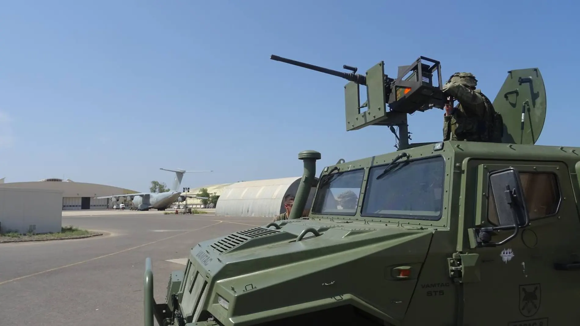 Uno de los blindados "Vamtac" y un A400-M de los que participaron en la operación de evacuación