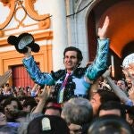 Morante de la Puebla sale por la Puerta del Príncipe de la plaza de la Real Maestranza de Sevilla