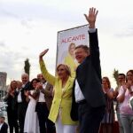 Ana Barceló y Ximo Puig en el acto de Alicante, en el puerto.