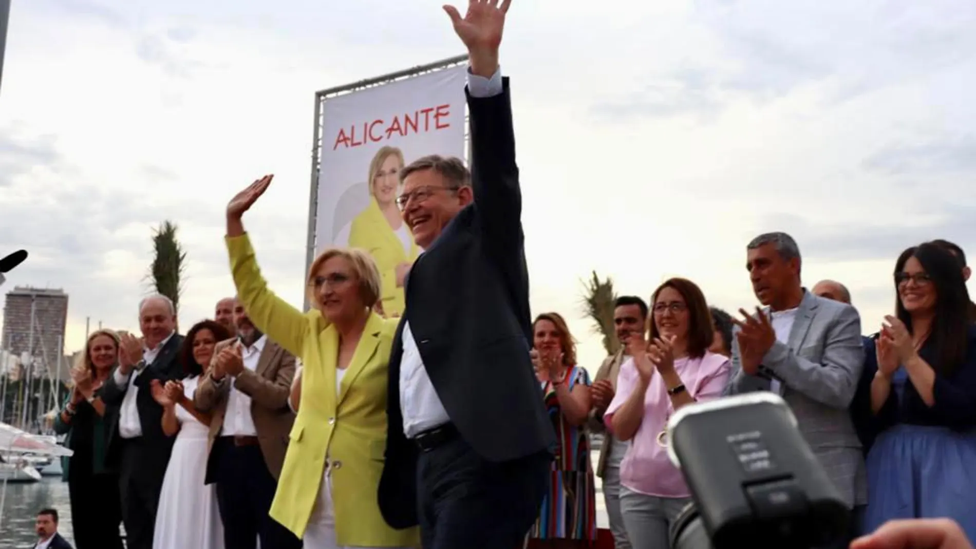 Ana Barceló y Ximo Puig en el acto de Alicante, en el puerto.
