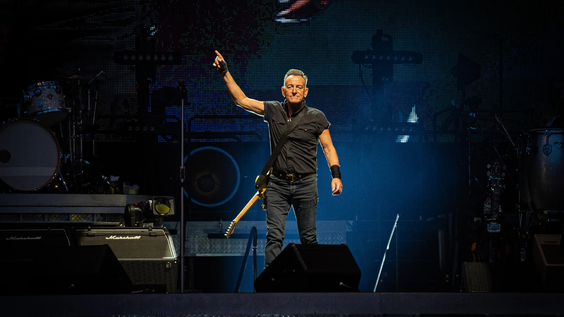 El cantante Bruce Springsteen actúa en el Estadi Olímpic Lluís Companys de Barcelona, a 28 de abril de 2023, en Barcelona, Catalunya (España). Este concierto es el primero que hace el rockero en Barcelona desde 2016, y lo hace con todas las entradas agotadas. Springsteen ha hecho, junto a su banda The E Street Band, un repaso de muchos de los himnos de su carrera, además de tocar algunas canciones de sus discos más recientes. Este y el próximo concierto que celebrará el próximo 30 de abril, t...