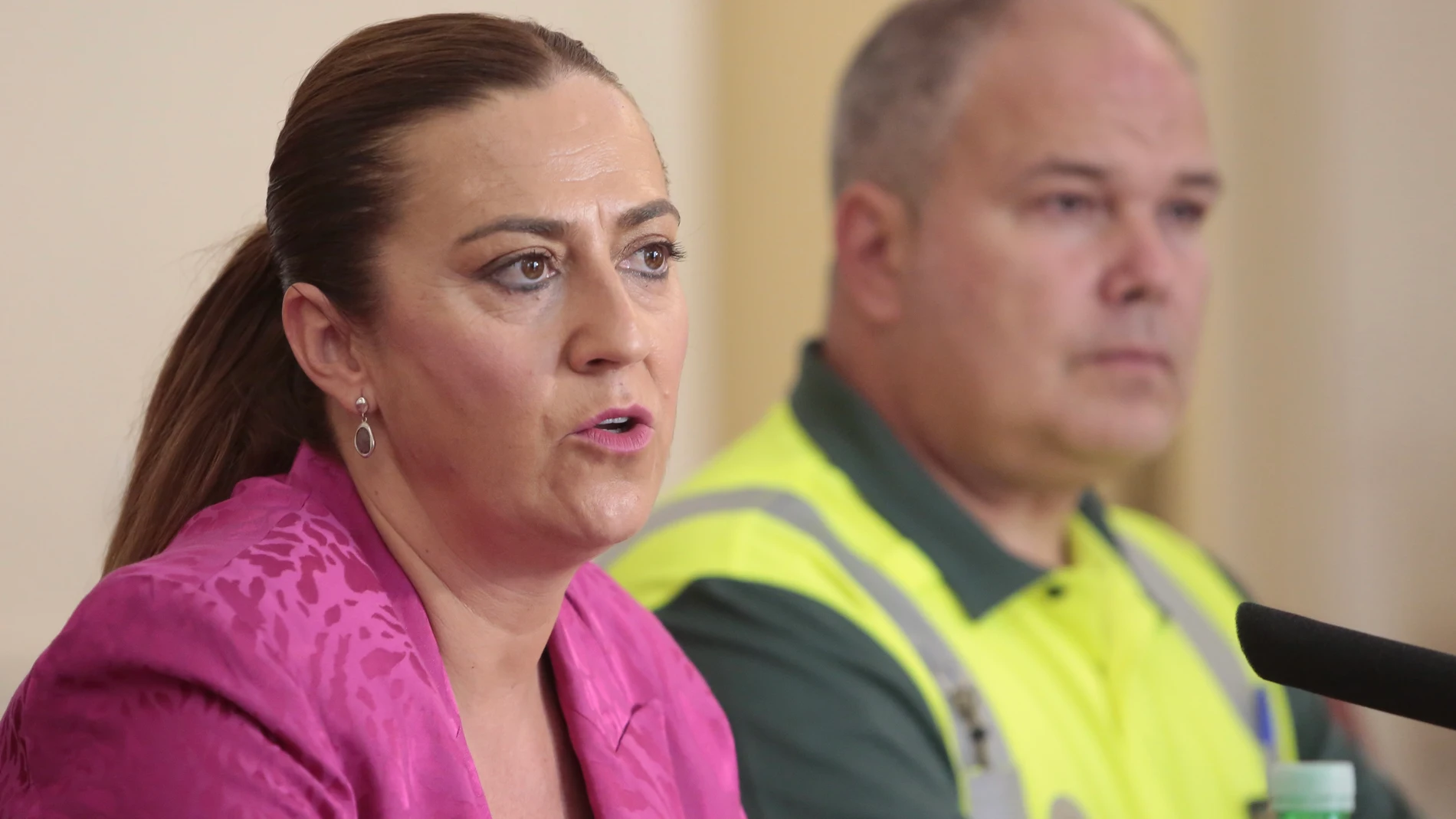 La delegada del Gobierno en Castilla y León, Virginia Barcones, la operación especial de la Dirección General de Tráfico (DGT) para el puente del Primero de Mayo. Junto ella, el jefe de la Agrupación de Tráfico de la Guardia Civil en Castilla y León, Francisco González Iturralde
