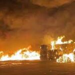 Controlado un espectacular incendio en una planta de reciclaje de Madrid