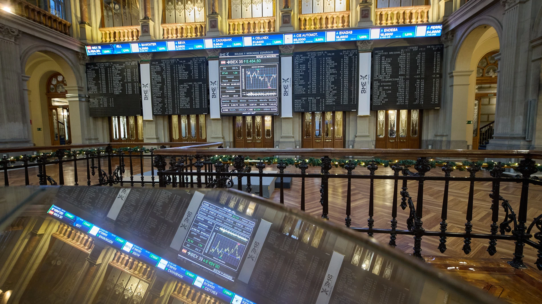 Economía/Bolsa- El Ibex 35 cierra abril plano (+0,09%), pese a las caídas de los últimos días por la tensión financiera