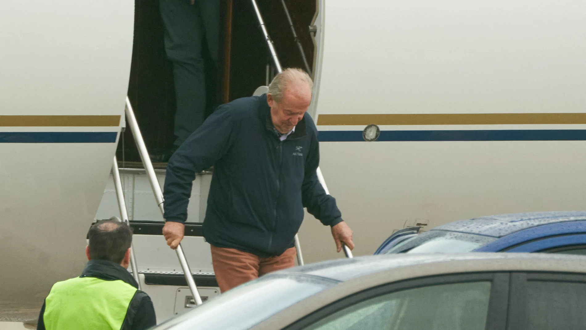 El rey emérito Juan Carlos I, desciende de un avión en el aeropuerto de Vitoria