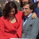 La presidenta de la Comunidad de Madrid, Isabel Díaz Ayuso (i) y el alcalde de Madrid, José Luis Martínez-Almeida, durante la presentación de las candidaturas del PP a la Asamblea de Madrid y al Ayuntamiento para las elecciones del 28 mayo, este jueves en Madrid.