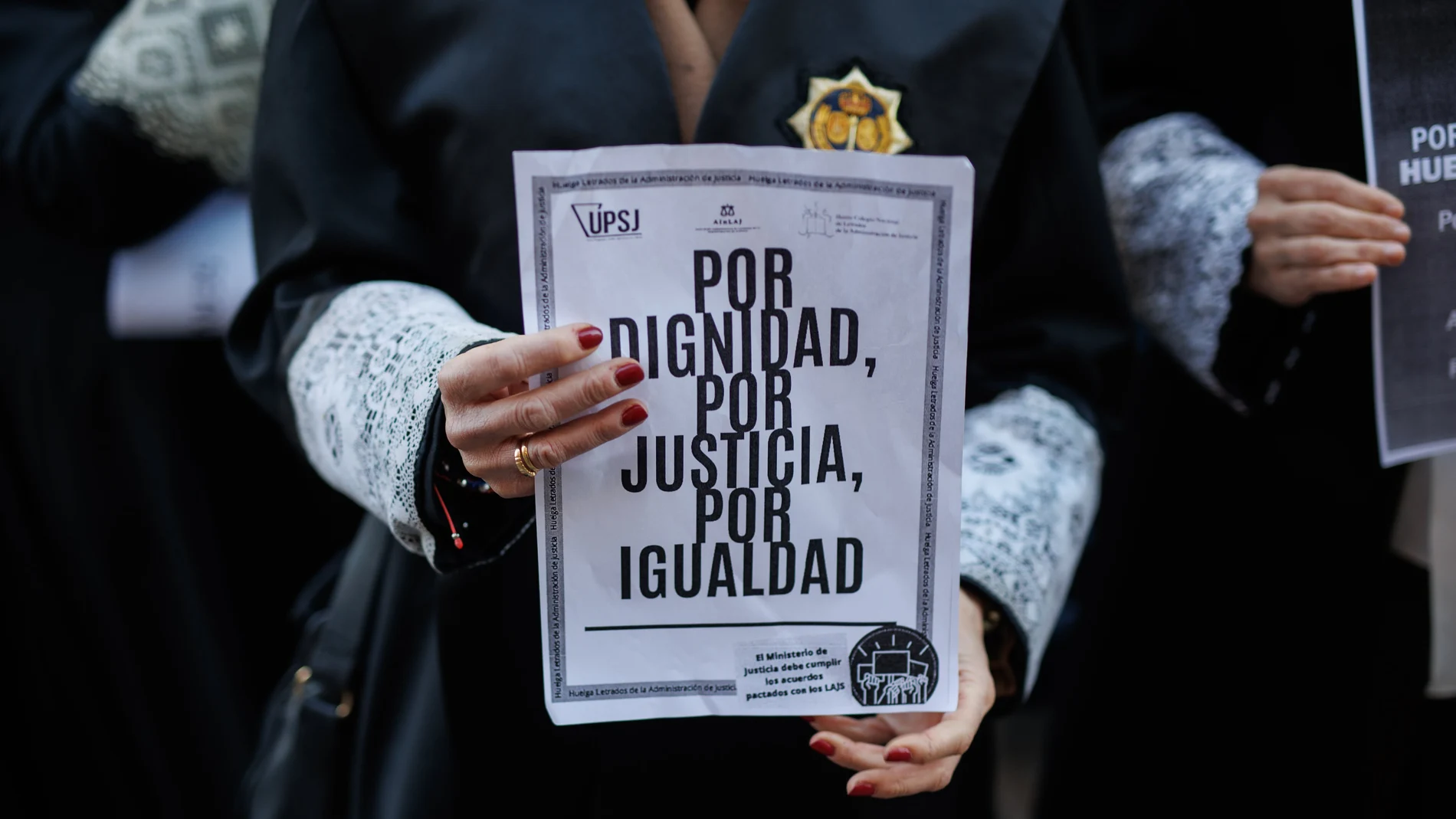 Una letrada de la Administración de Justicia se manifiestan durante la reunión con el Ministerio de Justicia, en el Palacio de Sonora.