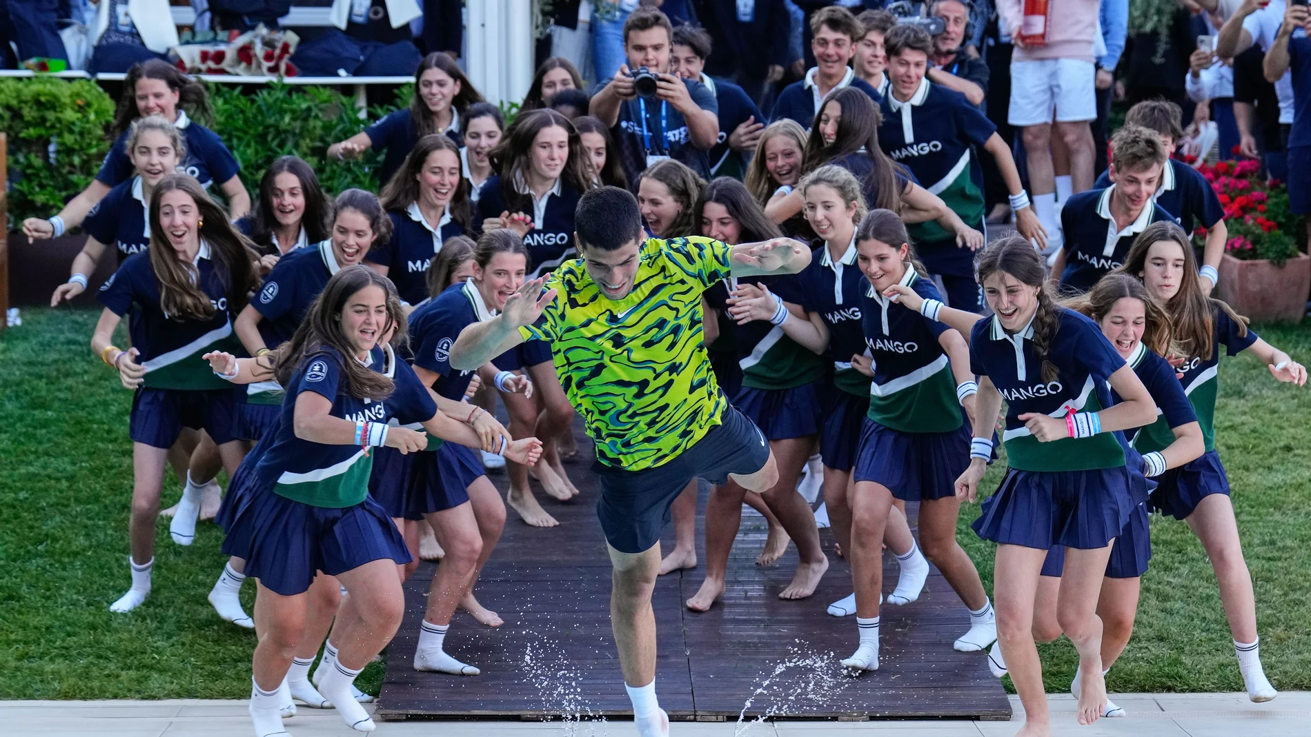 El tenista español Carlos Alcaraz realiza el tradicional baño para celebrar su victoria en la final del Godó (Barcelona Open Banc Sabadell-Trofeo Conde de Godó 2023) ante el griego Stefanos Tsitsipas este domingo en Barcelona.