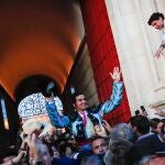El diestro Morante de la Puebla sale por la Puerta del Príncipe tras cortar dos orejas y rabo a su segundo toro, de la ganadería de Domingo Hernández, en la décima corrida de abono de la Feria de Abril este miércoles en la plaza de la Real Maestranza de Sevilla.