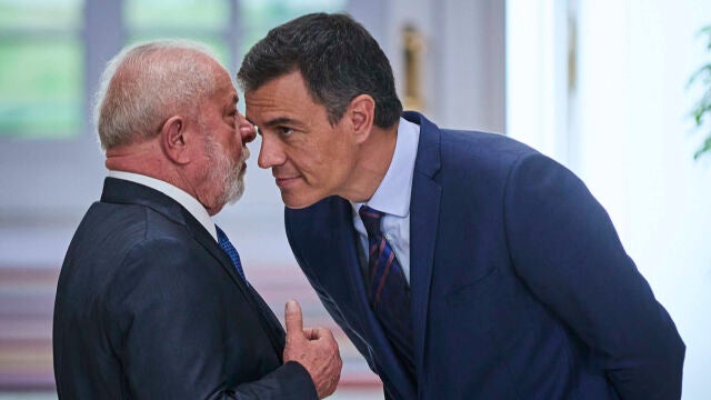 El presidente del Gobierno, Pedro Sánchez (d), recibe al presidente de Brasil, Luiz Ignacio Lula da Silva, en el Palacio de la Moncloa en Madrid