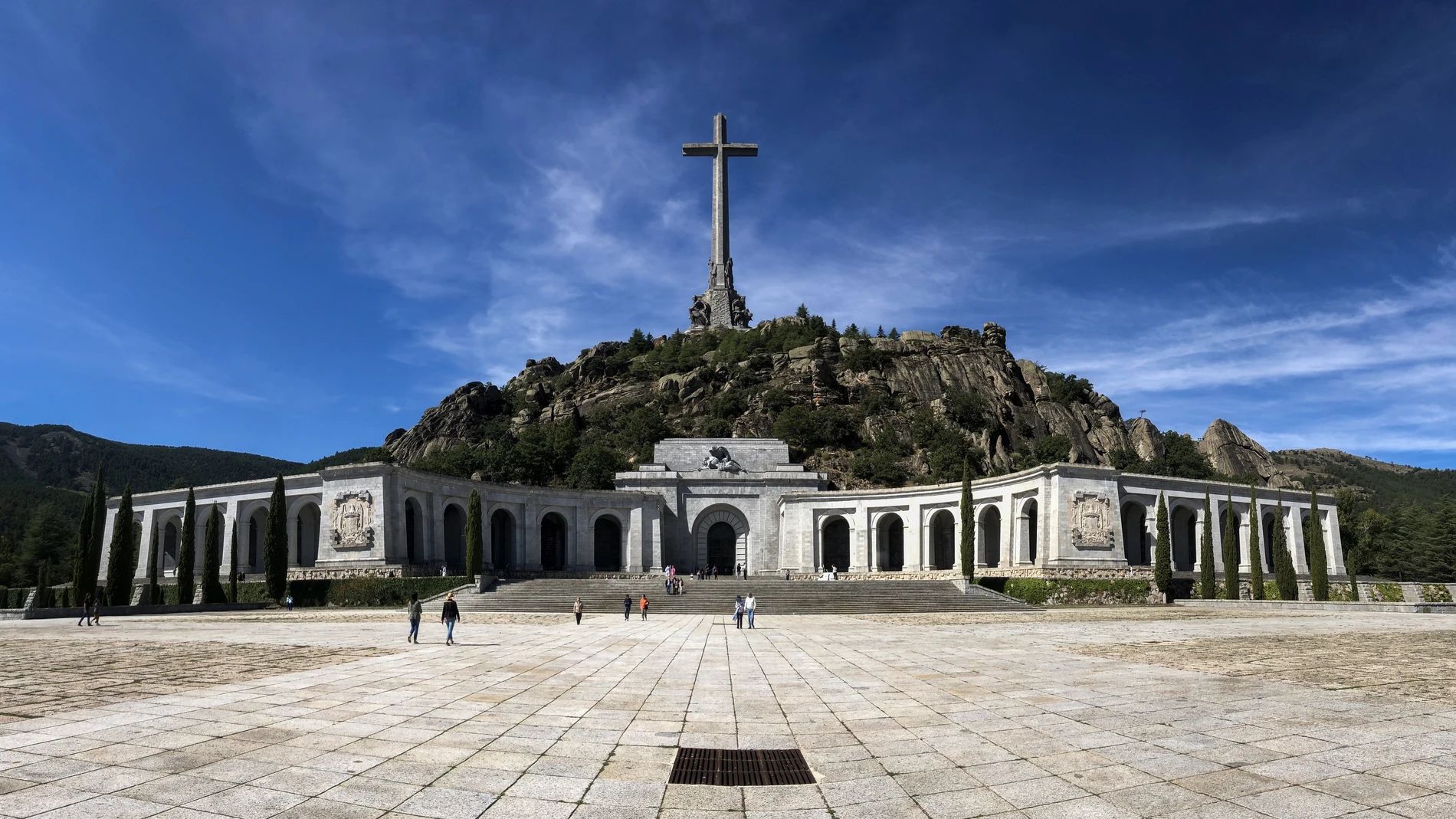 Vista general del Valle de los Caídos, con su gran explanada en primer término