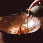 Un camarero presenta el plato de un restaurante 
