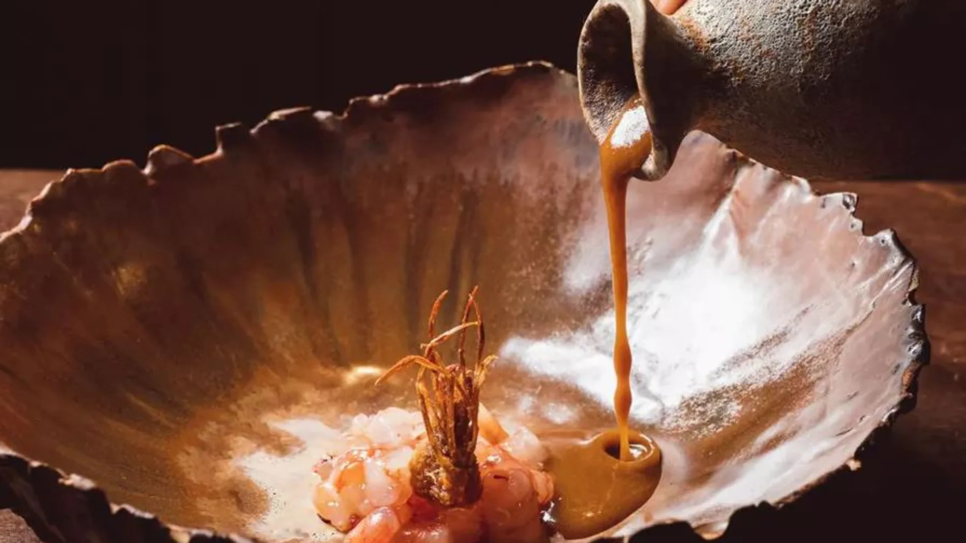 Un camarero presenta el plato de un restaurante