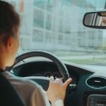 Cuidado con este típico objeto que siempre llevas colgado del retrovisor: te puedes llevar una excesiva multa