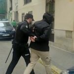 Uno de los 8 detenidos por estafar a más de 30 personas mayores una cantidad total superior a los 80.000 euros, a su llegada a dependencias judiciales el pasado 12 de abril.
