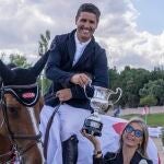 Ismael García Roque recibió el trofeo I Gran Premio La Razón de manos de Cristina Fernández de Longoria