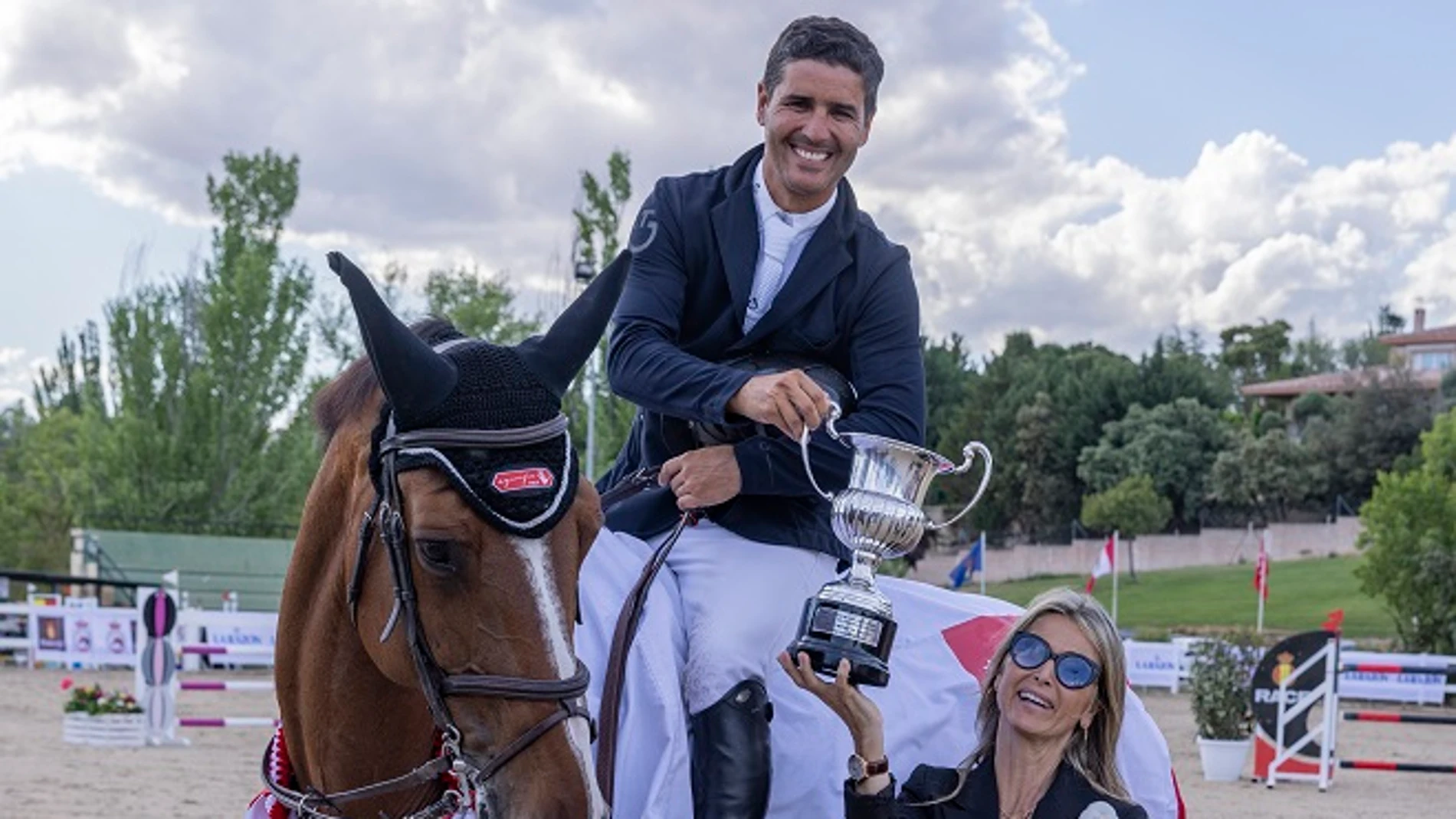 Ismael García Roque recibió el trofeo I Gran Premio La Razón de manos de Cristina Fernández de Longoria