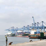 Sudán.- Llega a Puerto Sudán el primer convoy de evacuación civil organizado por EEUU