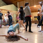 Ascensión y caída a través de las disciplinas artísticas, el Máster en Pensamiento y Creación Escénica Contemporánea de la Esadcyl desarrolla en San Martín del Castañar su residencia artística con alumnos y profesionales del sector
