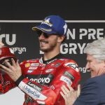 Pecco Bagnaia, en el podio de Jerez con el trofeo del catavinos