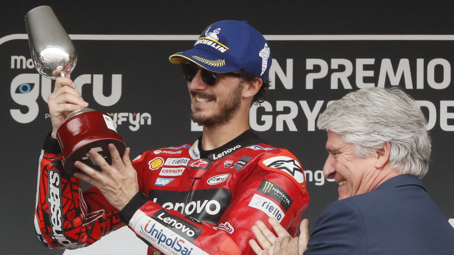 Pecco Bagnaia, en el podio de Jerez con el trofeo del catavinos