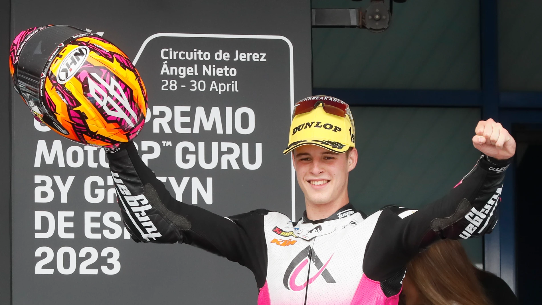 JEREZ DE LA FRONTERA (CÁDIZ), 30/04/2023.- El piloto español de Moto3 Iván Ortolá (Angeluss MTA Team) celebra en el podio su triunfo en el Gran Premio de España de Moto3, este domingo, en el circuito "Ángel Nieto" de Jerez de la Frontera (Cádiz). EFE/ Román Ríos