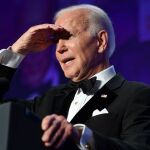 Los discursos de los presidentes suelen ser humorísticos. Biden empezó con un tono más sombrío, pero a medida que el discurso iba avanzando empezó a hacer bromas