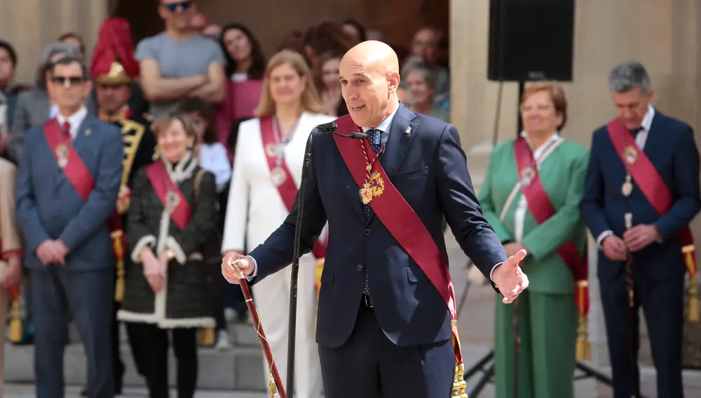 El alcalde de León, José Antonio Diez, y el exabad de San Isidoro Francisco Rodríguez protagonizan la ceremonia tradicional de Las Cabezadas