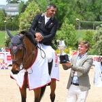 Martínez Bastida, vencedor del Gran Premio Copa de la Comunidad de Madrid, recibe el trofeo de Alberto Tomé González en presencia de Antón Herreros
