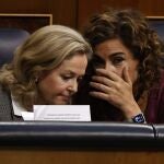  La vicepresidenta primera y ministra de Asuntos Económicos y Transformación Digital, Nadia Calviño (i), conversa con la ministra de Hacienda, María Jesús Montero (d), durante un pleno que se celebra, en el Congreso de los Diputados. 