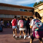 Varios niños a la entrada del colegio, en Madrid