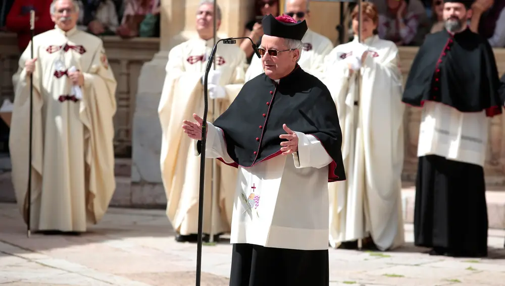 El exabad de San Isidoro, Francisco Rodríguez, durante su intervención en la tradicional ceremonia de Las Cabezadas