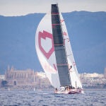 I love Poland, primer barco en tiempo real, aproximándose a la línea de llegada frente a la catedral de Palma.